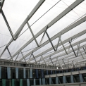 Detail ocelové střešní konstrukce a ETFE fólie – Amazon Court