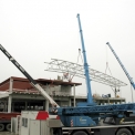 Osazování první poloviny střešního vazníku – říjen 2009 (foto: archiv letiště)