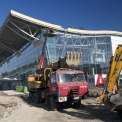 Duben 2010 – pokračující práce na opláštění, v interiérech a v okolí nového terminálu.  (foto: archiv letiště)