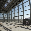 Pohled na nosnou střešní konstrukci z 5. NP (foto: Pavel Stančo; archiv letiště)
