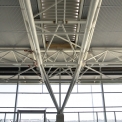 Napojení střešní ocelové konstrukce na prefabrikovaný sloup (foto: Pavel Stančo; archiv letiště)