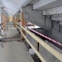 Kaskádovitě odstupňovaný podhled, tvořený betonovými prefabrikáty vlastní tribuny