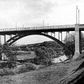 Obr. 2 – Celosvařovaný obloukový most z roku 1933 v Plzni