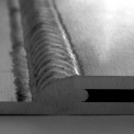 Obr. 1 – Překlenutí mezery 2 mm na přeplátovaném spoji mezi dvěma plechy AlMg3 tl. 2 mm.