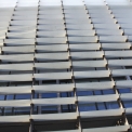 Rastrová fasáda s předsazenou ocelovou konstrukcí se skleněnými lamelami na budově SONY