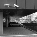 Obr. 9b – Tělocvična Univerzity Parubice; štíhlá betonová konzola nesena táhly ve stěnách