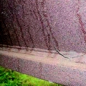 Obr. 2c – Vzhled patiny na nepřímo ovlhčovaných plochách – patina na stěně a dolní pásnici dálničního mostu přes Odru v Ostravě