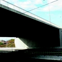 Obr. 4b – Mosty s omezeným provětráváním vedoucí nad vozovkou: typová ukázka mostní konstrukce, u které je vhodné při návrhu zohlednit vliv usazovaných chloridů (silniční a tramvajové mosty nad dálnicí D1 v Ostravě – rok výroby 2002)