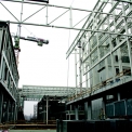 Ocelová konstrukce kostky kina a postupující zastřešení šedové střechy