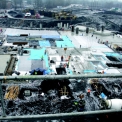 Pohled ze střechy Obchodně‑zábavního centra na betonáž základové desky obytného komplexu