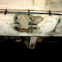 Obr. 1a – Pohľad na prerušenú – vyrezanú výstuž rámovej priečle a trhliny na opačnej strane priečle