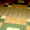 Obr. 3a – Pohľad na popraskanú podlahu nad časťou stropu kde došlo ku poškodeniu rámovej priečle.