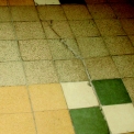 Obr. 3b – Pohľad na popraskanú podlahu nad časťou stropu kde došlo ku poškodeniu rámovej priečle.