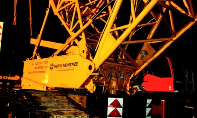 Hutní montáže obřím jeřábem zvedali železniční most u Třince