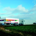 Celkový pohled na novou provozní budovu a výrobní halu