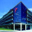 Parkovací dům Rychtářka – fotovoltaické panely jsou volně zavěšeny na jednotlivých patrech.