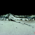 Obr. 17b – Povrchové necelistvosti na zinkovaném profilu v místě fasety