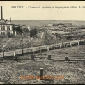 Dobový snímek původní chemické továrny z roku 1920.