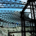 Obr. 2 – Hlavní nosníky stadionu s podpůrnou konstrukcí použitou během montáže