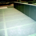 Detail přikrytých skleněných podlah a hliníkových obkladů