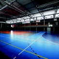 V hale je realizovaná kombinovaná sportovní podlaha.