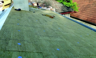 Technologie aplikace tepelné izolace ve skladbě jednoplášťových plochých střech