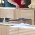 Student při plnění stavebního úkolu