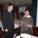 Valná hromada Asociace PPP 2010. Ing. Adriena Mrázová, bývalá starostka města Říčany, získala ocenění za podporu projektů PPP.